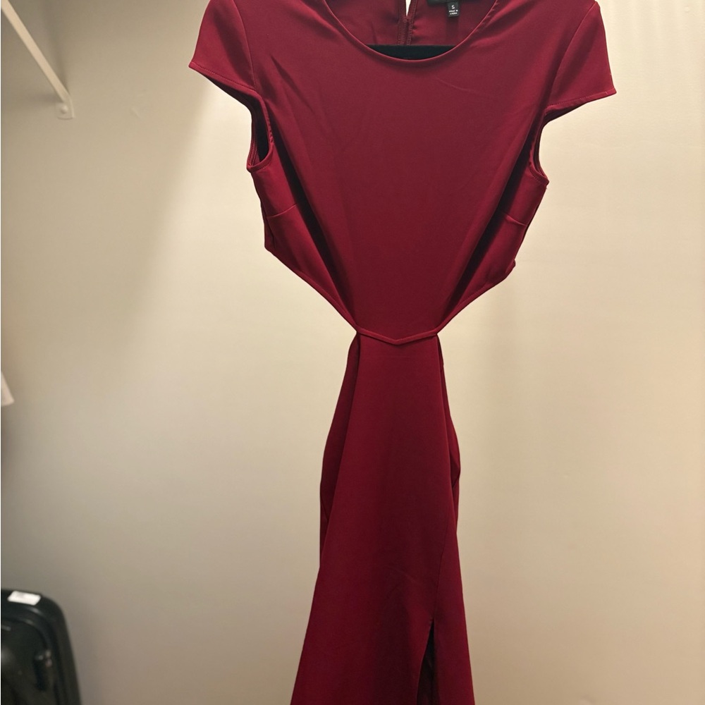 Lulus Burgundy Open-Back Maxi Gown – NWOT, Elegant Slit, Never Worn - Picture 8 of 10